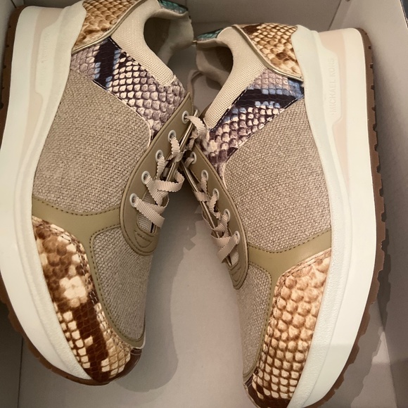Micheal Kors Lindy Trainer shoe - Picture 1 of 3